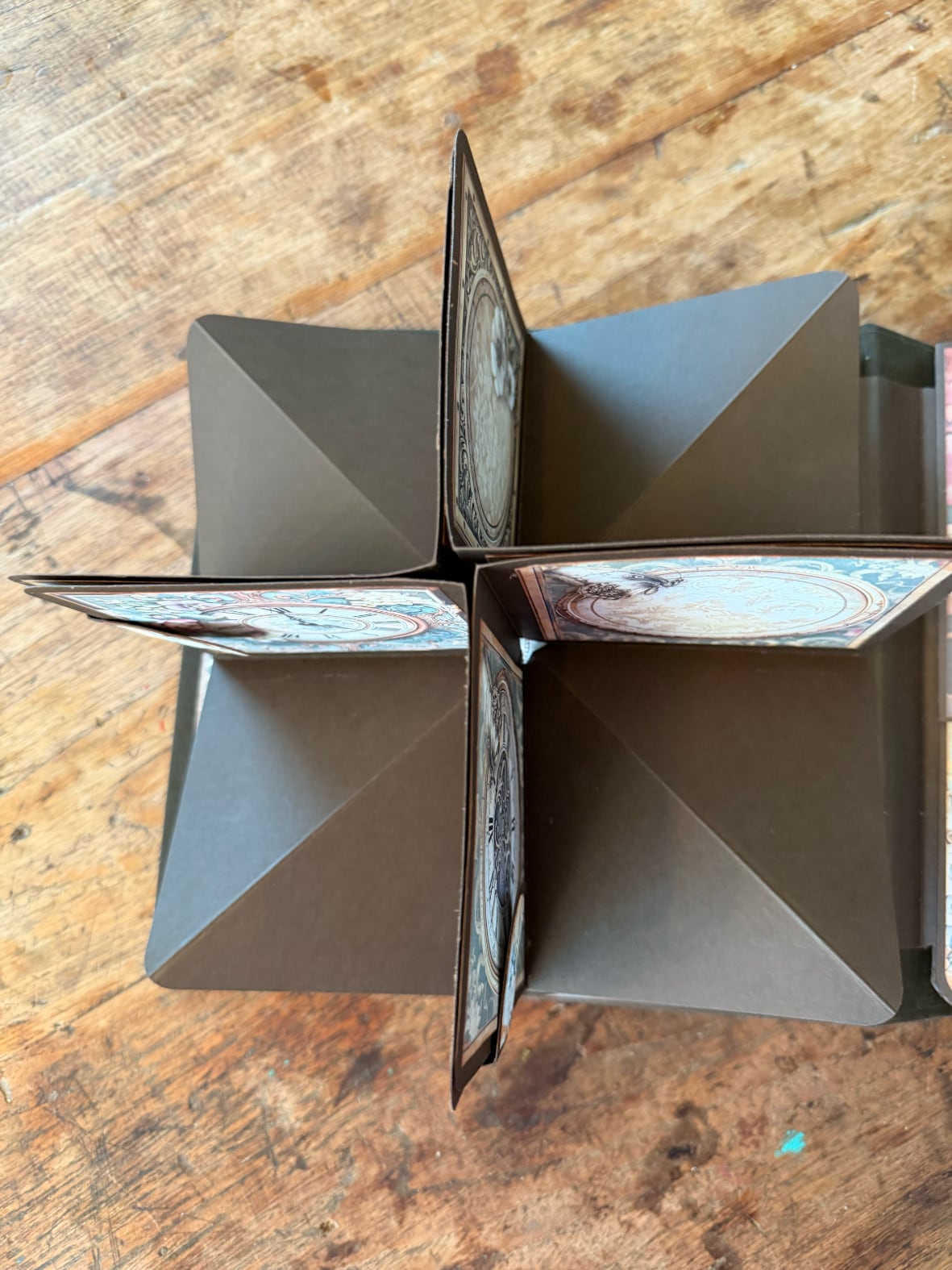 Workshop pop-up album Garden of Time